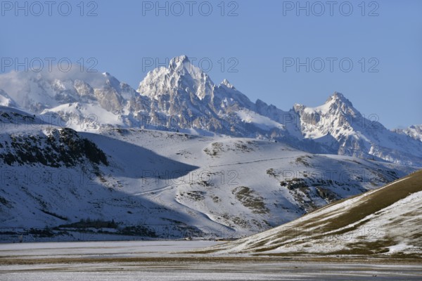 Grand Teton... Jackson Hole (Greater Yellowstone Area, North America), view over the National Elk Refuge, where several thousand wapiti deer regularly congregate in winter, as they usually find sufficient food here, in the background the Rocky Mountains, Teton Range, Grand Teton National Park, Wyoming, North America, United States of America, USA, North America