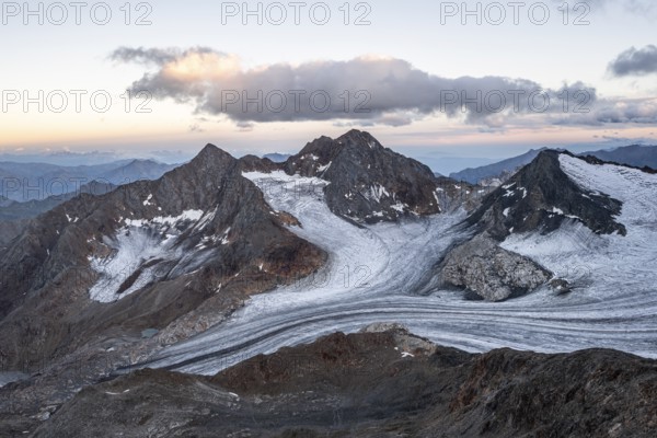 Sunset at the summit of the Becher, picturesque high mountain landscape, view of the Königshofspitz mountain peak with the Übeltalferner glacier, Stubai Alps, South Tyrol, Italy, Europe