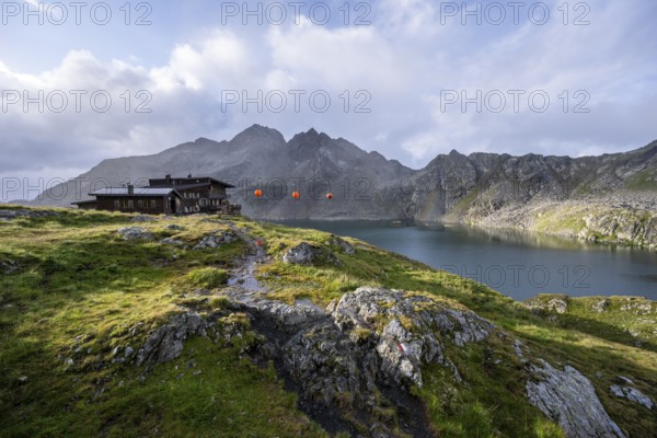 Mountain hut Wangenitzseehütte in the morning light, mountain landscape with mountain lake Wangenitzsee, Wiener Höhenweg, Schober group, Hohe Tauern National Park, Carinthia, Austria, Europe