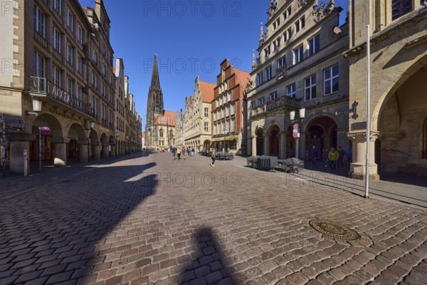 St. Lamberti, Lambertikirche, church, old town, historic buildings, gables, arcades, cobblestone street, blue cloudless sky, Münster, Münsterland, independent city, North Rhine-Westphalia, Germany, Europe