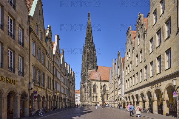 St. Lamberti, Lamberti Church, church tower, Gothic architectural style, installation, ladder to heaven, artist Billi Thanner, historic buildings, gables, arcades, pedestrians as secondary motif, blue cloudless sky, Prinzipalmarkt, Münster, Münsterland, independent city, North Rhine-Westphalia, Germany, Europe