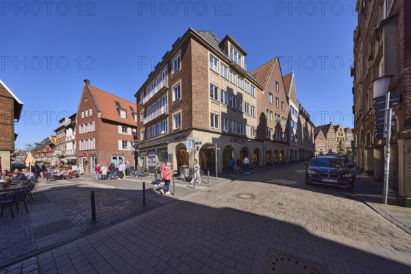 City centre, pedestrian zone, general architecture, brick buildings, parking lane with vehicles, pedestrians as secondary motif, blue cloudless sky, intersection between Spiekerhof, Bogenstraße, Bergstraße and Horsteberg, Münster, Münsterland, independent city, North Rhine-Westphalia, Germany, Europe