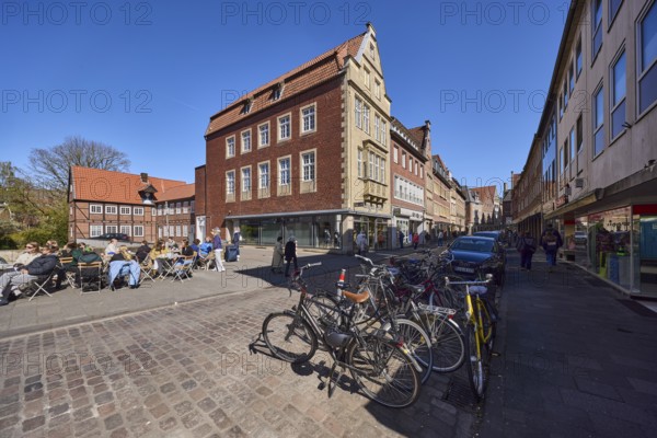 Old town, historic buildings, gables, bicycles, cobblestone street, outdoor area of a restaurant, visitors as secondary motif, blue cloudless sky, Spiekerhof, Münster, Münsterland, independent city, North Rhine-Westphalia, Germany, Europe
