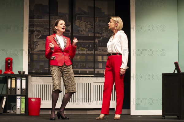 Julia Grimpe - Claudia, Katrin Schwingel - Dorothee, murder colleagues, photo rehearsal on 16/06/2025 at the Berliner Kriminal Theater, Berlin, premiere: 06/07/2025 at The Lakeside, Strausberg