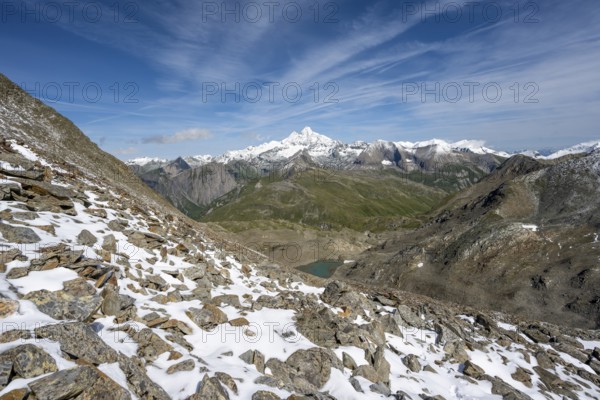 Ascent to the summit Böses Weibl, view of the mountain landscape with Kesselkeessee, snow-covered summit of the Großglockner in the background, Wiener Höhenweg, Schober group, Hohe Tauern National Park, Carinthia, Austria, Europe