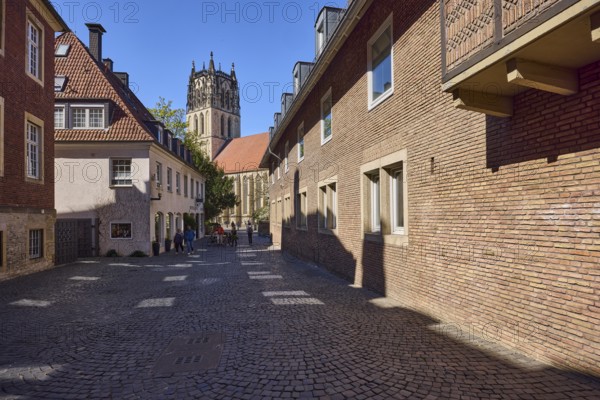 Liebfrauen-Überwasserkirche, church, residential building, apartment blocks, brick building, blue cloudless sky, street Spiegelturm, Münster, Münsterland, independent city, North Rhine-Westphalia, Germany, Europe