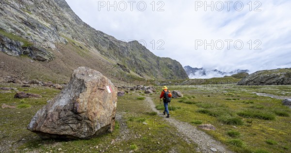 Mountaineers on a hiking trail, high mountain landscape at the Obere Senner Egete, Seven Lakes Hike, Stubai Alps, near Ridnaun, South Tyrol, Italy, Europe