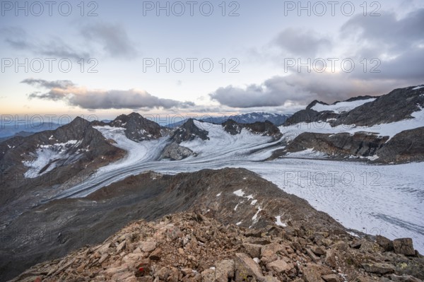 Sunset at the summit of the Becher, picturesque high mountain landscape, view of mountain peaks Königshofspitz and Schwarzwandspitz with glacier of the Übeltalferner, Stubai Alps, South Tyrol, Italy, Europe