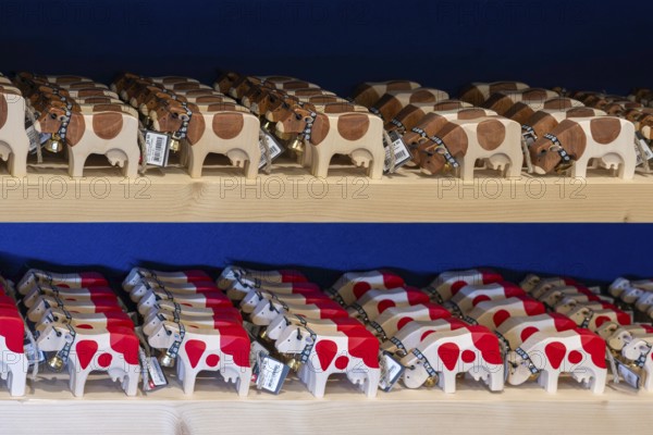 Sales shelf Trauffer toy wooden cows