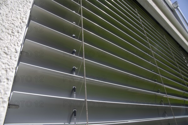 External blind on a large sliding window