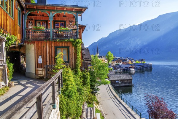 Houses on the steep bank above the lake with lakeside promenade, Hallstatt, Lake Hallstatt, UNESCO World Heritage Site, Salzkammergut, Upper Austria, Austria, Europe
