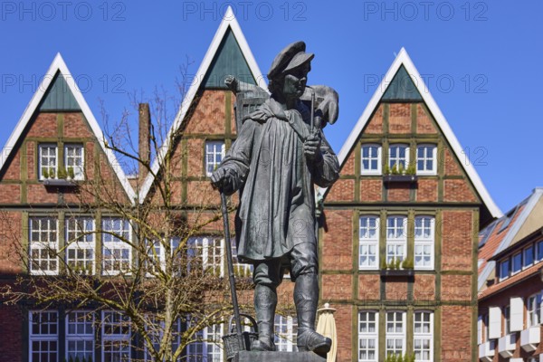Kiepenkerl monument, bronze sculpture, brick architecture, facade, window, depth of field, blue cloudless sky, Spiekerhof, Münster, Münsterland, independent city, North Rhine-Westphalia, Germany, Europe