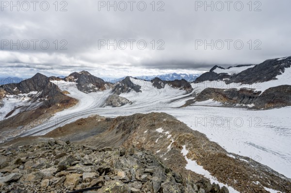 At the summit of the Becher, high mountain landscape, view of mountain peaks Königshofspitz and Schwarzwandspitz with glacier of the Übeltalferner, Stubai Alps, South Tyrol, Italy, Europe