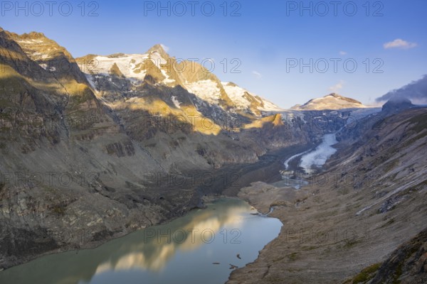 View from Franz Joseph Höhe into the mountains (Großglockner) with Pasterze on a sunny day at Hochalpenstraße, Pinzgau, Salzburg, Austria, Europe