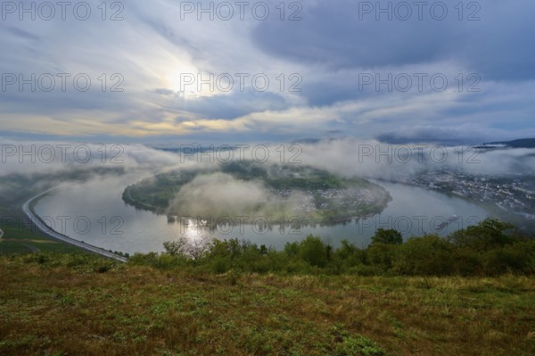 Fog-covered river landscape with rolling hills and overcast sky in calm light, summer, Rhine bend Boppard, Gedeonseck, Boppard, Rhine, Rhine-Hunsrück district, Rhineland-Palatinate, Germany, Europe