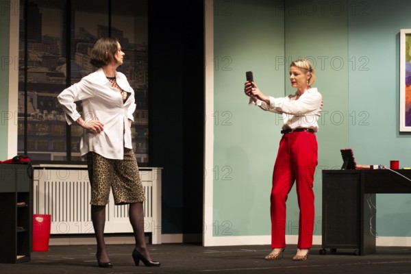 Julia Grimpe - Claudia, Katrin Schwingel - Dorothee, murder colleagues, photo rehearsal on 16/06/2025 at the Berliner Kriminal Theater, Berlin, premiere: 06/07/2025 at The Lakeside, Strausberg