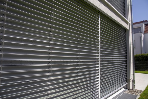 External blind on a large sliding window