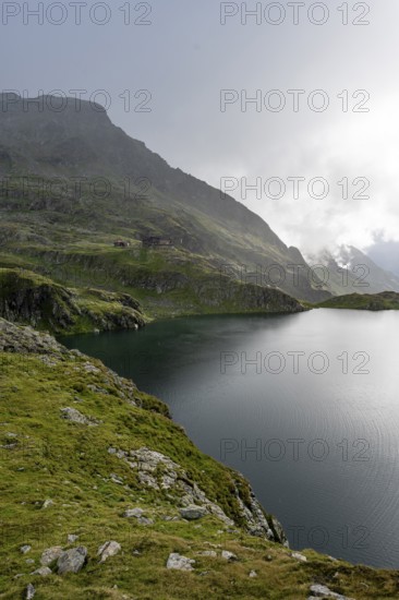 Mountain landscape with mountain lake Wangenitzsee, Wiener Höhenweg, Schober group, Hohe Tauern National Park, Carinthia, Austria, Europe