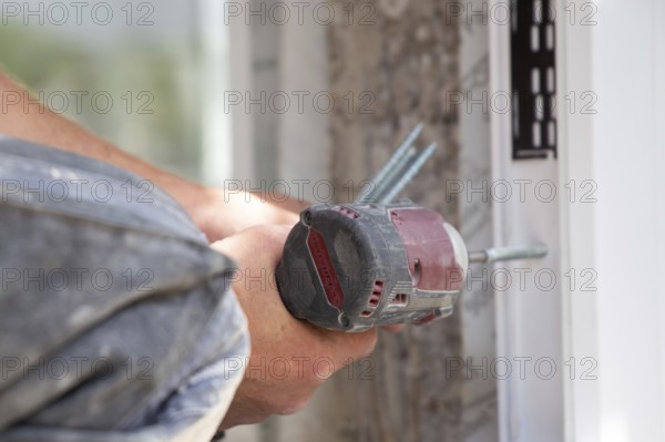 Window installation: Craftsmen install windows
