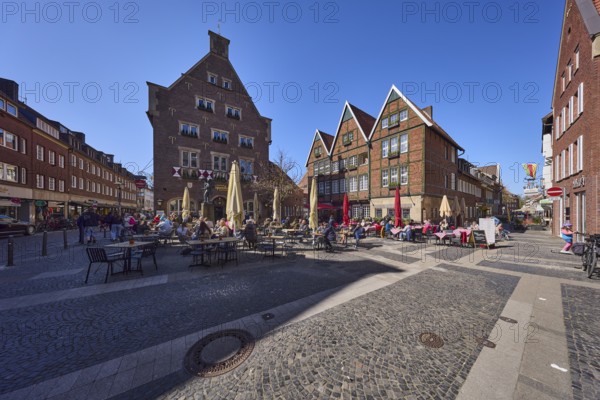 Gasthaus Großer Kiepenkerl, outdoor area of a restaurant, brick building, pedestrian zone, blue cloudless sky, Spiekerhof, Bergstraße, Münster, Münsterland, independent city, North Rhine-Westphalia, Germany, Europe