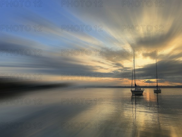 Evening atmosphere, sailing boats on Lake Starnberg, zoom effect, Bavaria, Germany, Europe