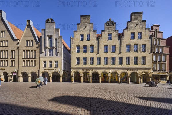 Old town, historical buildings, facade, window, gable, arcades, cobblestone street, pedestrians as secondary motif, blue cloudless sky, Prinzipalmarkt, Münster, Münsterland, independent city, North Rhine-Westphalia, Germany, Europe