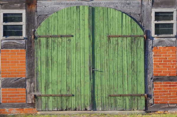 View of a barn door of an old farmhouse, Half-timbered, Historical, Böhme, Heidekreis, Rethem Aller, Leine Aller Tal, Lower Saxony, Germany, Europe