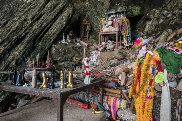 Princess Cave, Phra Nang Cave Shrine, Ao Phra Nang Beach, Railay Beach, Ao Nang, Krabi, Thailand, Asia