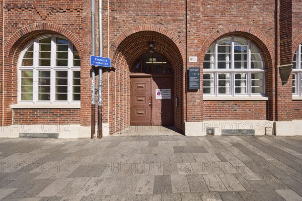 Institute for Byzantine and Neo-Greek Studies, University, Rosenhof, brick building, facade, window, door, entrance area, pavement, paving slabs, sunny, Rosenstraße, Münster, Münsterland, independent city, North Rhine-Westphalia, Germany, Europe