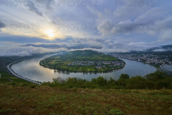 River landscape in sunrise mood with clouds and haze in the air, summer, Rhine bend Boppard, Gedeonseck, Boppard, Rhine, Rhine-Hunsrück district, Rhineland-Palatinate, Germany, Europe