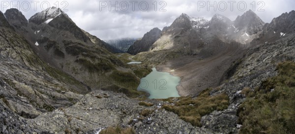 View of mountain landscape, turquoise-blue mountain lake Großer Gradensee, behind summit of Petzeck, Hoher Perschitzkopf and Kruckelkopf, Schober group, Hohe Tauern National Park, Carinthia, Austria, Europe