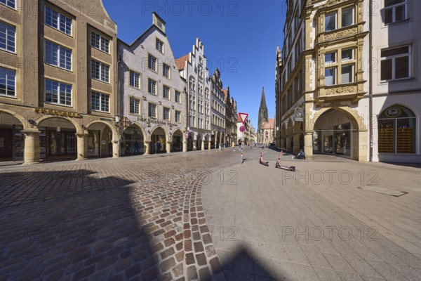 Historic buildings, facade, gable, arcades, retail, church, St. Lamberti, Prinzipalmarkt, Münster, Münsterland, independent city, North Rhine-Westphalia, Germany, Europe