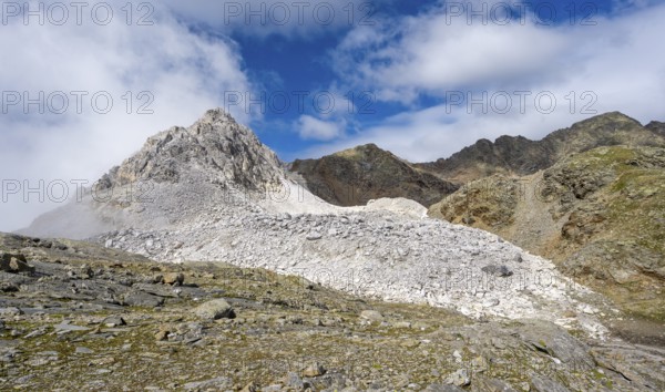 Mountain landscape with limestone cliffs between granite mountains, mountain peaks of the Moarer Weißen, Seven Lakes Hike, Stubai Alps, near Ridnaun, South Tyrol, Italy, Europe