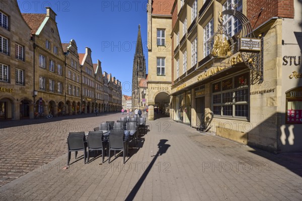 Gasthaus Stuhlmacher, outdoor area with tables and chairs, old town, historic buildings, gables, arcades, St. Lamberti, church, blue cloudless sky, Prinzipalmarkt, Münster, Münsterland, independent city, North Rhine-Westphalia, Germany, Europe