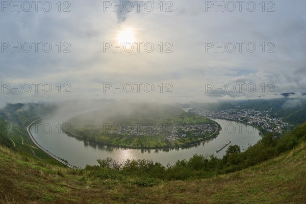 Dreamy river landscape with clouds and sunlight, surrounded by hills, summer, Rhine bend Boppard, Gedeonseck, Boppard, Rhine, Rhine-Hunsrück district, Rhineland-Palatinate, Germany, Europe