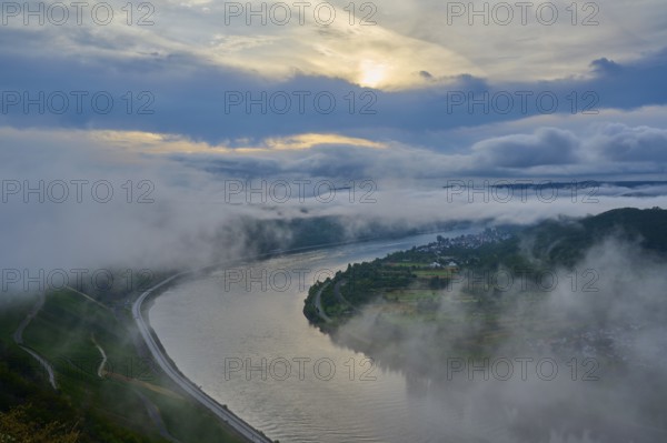 A river winds through misty mountains while the sun illuminates the sky, summer, Rhine bend Boppard, Gedeonseck, Boppard, Rhine, Rhine-Hunsrück district, Rhineland-Palatinate, Germany, Europe