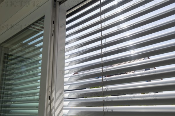 External blind on a large sliding window