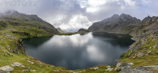 Mountain landscape with mountain lake Wangenitzsee, Wiener Höhenweg, Schober group, Hohe Tauern National Park, Carinthia, Austria, Europe