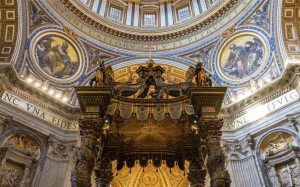 A picture of the upper section of the St. Peter's Basilica altar