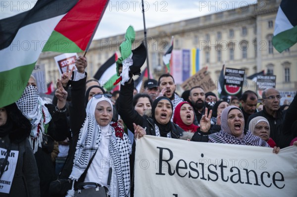 04.11.2023, Berlin, Germany, Europe, Over 8000 participants show their solidarity and take part in a demonstration for Palestine and against Israel under the title:, Europe