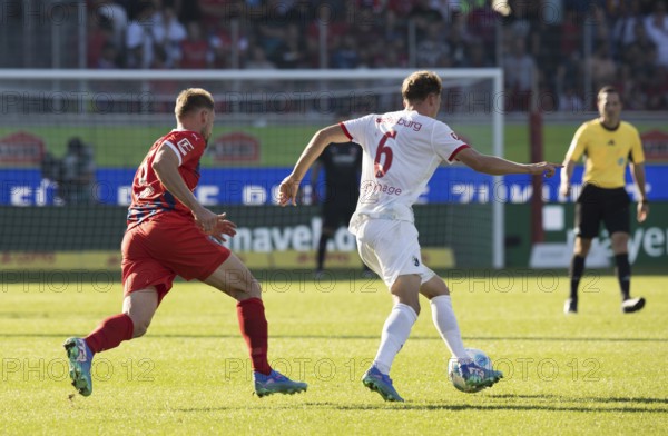 Football match, Patrick OSTERHAGE SC Freiburg right on the ball in a duel with captain Patrick MAINKA 1.FC Heidenheim, football stadium Voith-Arena, Heidenheim