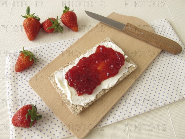 Crispbread with cream cheese and strawberry jam
