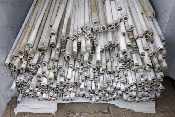 Recyclable fluorescent tubes
