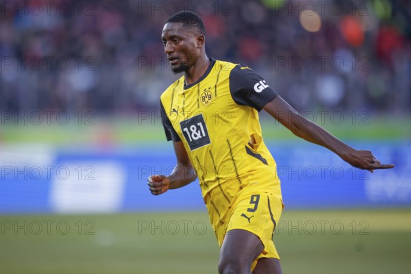 Germany: Soccer 1st Bundesliga, Matchday 20 - 1. FC Heidenheim vs. Borussia Dortmund - Voith-Arena Heidenheim: Serhou GUIRASSY Borussia Dortmund looking to the left shows with his right index finger where the ball should be passed to