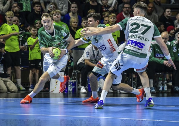 F.l.Mathias Gidsel (Füchse Berlin 19), Rutger Ten Velde (Frisch Auf Goeppingen 5), Oskar Sunnefeldt (Frisch Auf Goeppingen 27), duel, duel, fight, tackle Berlin Max Schmeling Halle Berlin
