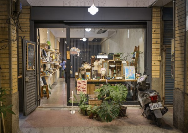 Textiles, jewellery, handicrafts, small shop in a side alley of Dihua Street, Old Town, Taipei, Taiwan, Asia