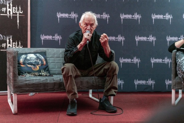 DÜSSELDORF-NEUSS, GERMANY, November 2nd 2019: Lance Henriksen (*1940, American actor, Alien, Millenium) talks about his experiences in the movie industry at Weekend of Hell 2019