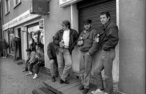 Germany, Hennigsdorf, 14.04.1992, Unemployed people in front of a shop in Hennigsdorf, Europe