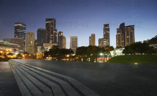 Leere Etage und moderne Stadtlandschaft