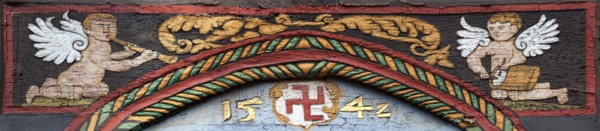 Coat of arms, Family Raven, 1542, Ornate Fachwerk-style, Decorations on a half-timbered house, Einbeck, Lower Saxony, Germany, Europe, Wappen der Familie Raven von 1542, Verzierung an einem Fachwerkhaus, Einbeck, Niedersachsen, Deutschland, Europa, Europe